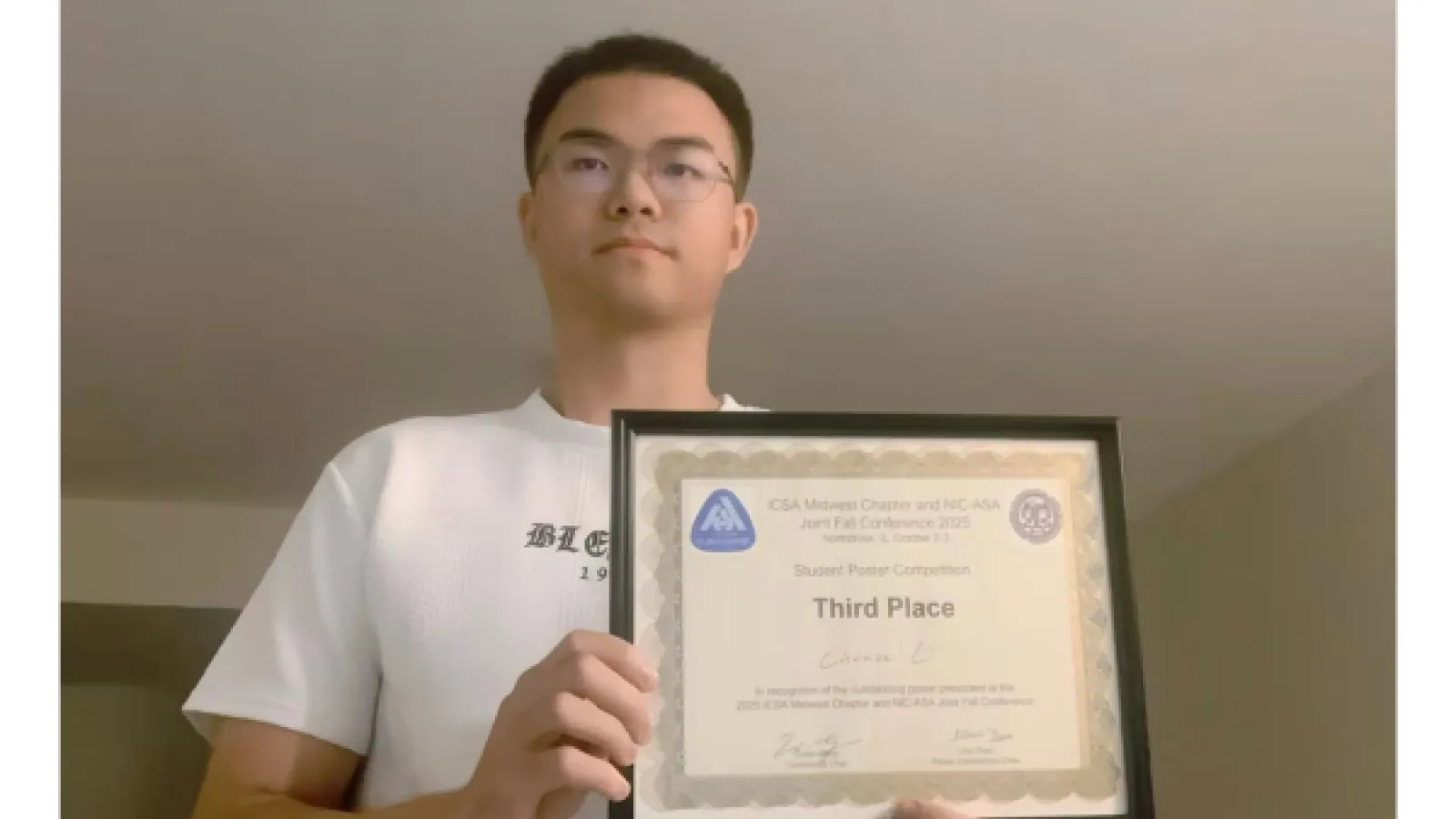 Chenze Li holding award