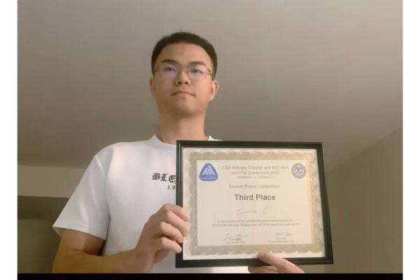 Chenze Li holding award